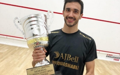 Pajares mostrant el trofeu aconseguit a Florida | Instagram